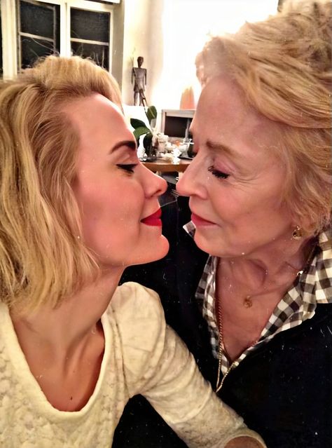 Sarah Paulson And Holland Taylor, Holland Taylor, Sarah Paulson, Middle Aged Women, Couples Vibe, Classic Actresses, God Parents, Badass Women, Cate Blanchett