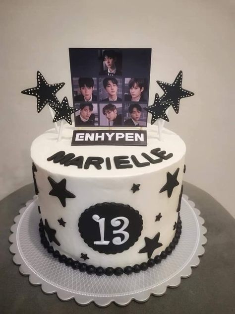 Enhypen Birthday Decorations, K Pop Birthday Cake Ideas, Enhypen Cake Design Ideas, Enhypen Themed Cake, Enhypen Themed Birthday Party, Ateez Cake Ideas, 12 Year Birthday Cake, Birthday Cake Blackpink, Kpop Birthday Cake Ideas