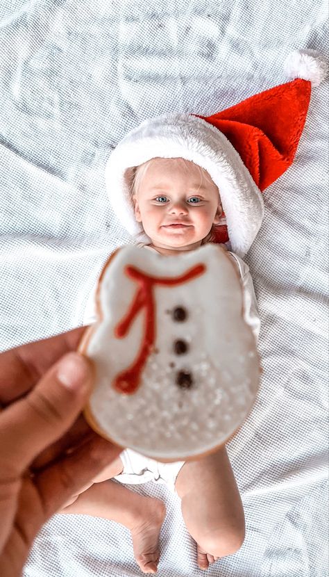 Starbucks cookie photo trend Toddler Christmas Diy, Starbucks Snowman Cookie, Hot Chocolate Pictures, Starbucks Cookie, Baby Holiday Pictures, Starbucks Cookies, Baby Christmas Crafts, Diy Christmas Photo, Baby Christmas Photography