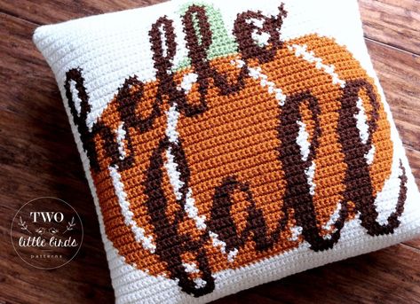 The Hello Fall Pillow crochet pattern is a great way to welcome in the crisp air, pretty leaves, and pumpkin everything!    #paidpattern #halloween #fall #autumndecor #crochetpatterns Fall Crochet Pillow, Crochet Seasonal, Pillow Pattern Crochet, Crochet Pour Halloween, Crochet Mug Cozy, Crochet Holiday, Pillow Covers Pattern, Fall Pillow, Fall Crochet