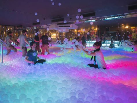 Ballie Ballerson Shoreditch, London Ballie Ballerson, Night Pool Party, Ball Pits, Nightclub Design, Pool Party Decorations, Dream Party, Glow Party, Neon Party, Salou