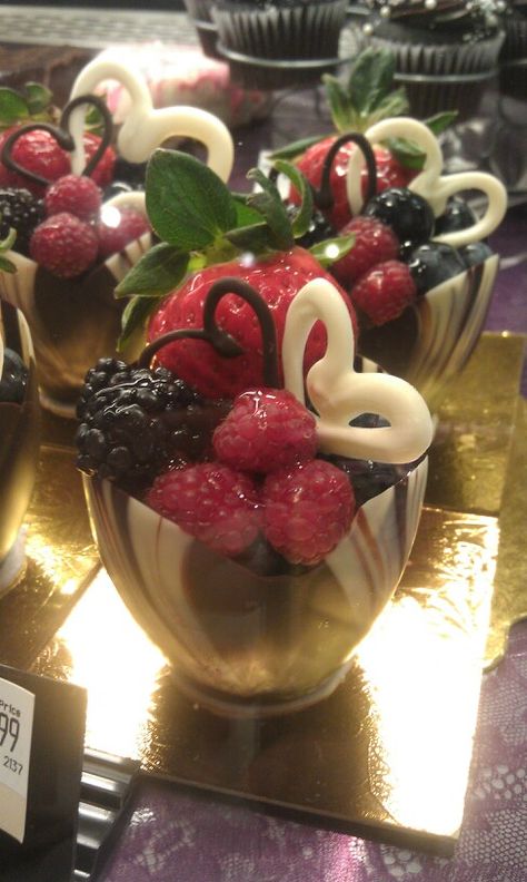 An idea to fill the chocolate tulip cups from Chocolaterie Stam Chocolate Tulips, Snow Globes, Tulips, Easter, Valentines, Baking, Cake, Valentine's Day