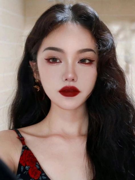 Extreme Make-up, Red Makeup Looks, Asian Makeup Looks, Red Eye Makeup, Bold Makeup Looks, Ulzzang Makeup, Photographie Portrait Inspiration, Ethereal Makeup, Red Makeup