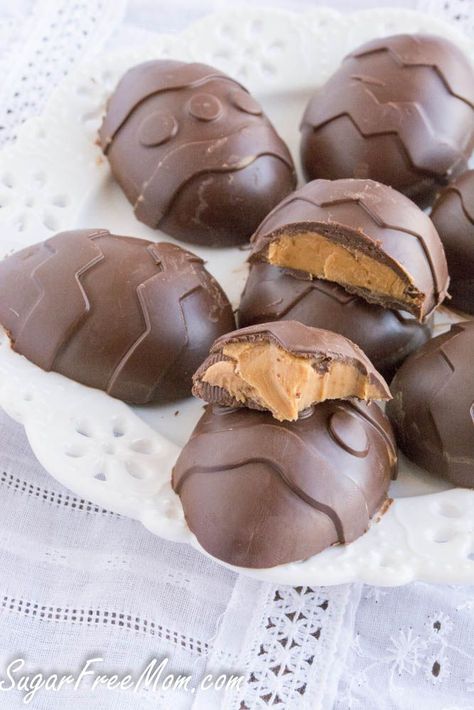 Sugar-Free Low Carb Easter Peanut Butter Eggs Peanut Butter Easter Eggs, Low Carb Candy, Sugar Free Peanut Butter, Peanut Butter Eggs, Pane Dolce, Sugar Free Treats, Homemade Chocolate Chips, Low Carb Peanut Butter, Sugar Free Candy