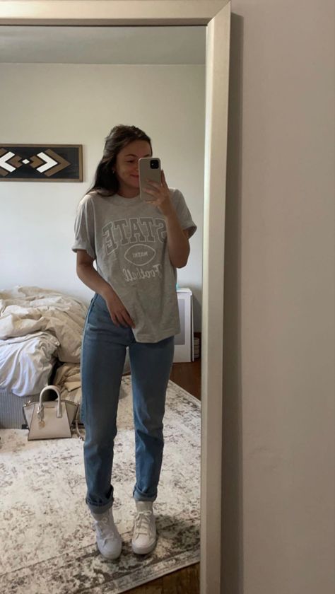 Basic Converse Outfits, Outfit Inspo White Converse, Outfits To Wear With White Converse, High School Outfits Summer, Medium Wash Jeans Outfit, Outfits To Wear With Converse, Cute Outfits With Converse, Outfits With White Converse, Basic White Girl Outfit