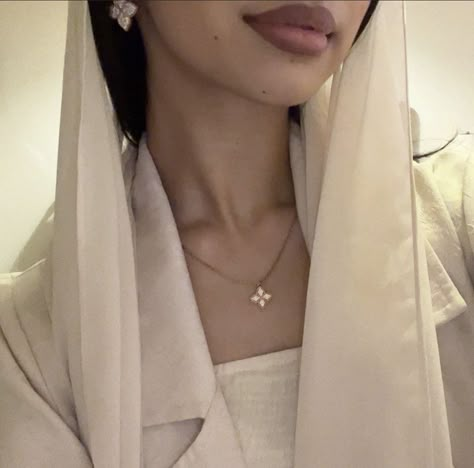 Casual Dinner Outfit Spring, Nazeera Ibrahim, Arab Aesthetic, Brown Girls Makeup, Modest Casual Outfits, Hijabi Aesthetic, Female Profile, 90s Fashion Outfits, Arab Fashion