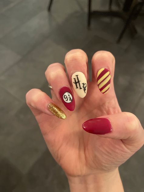 Gryffindor Nails Acrylic, Harry Potter Acrylic Nails Gryffindor, Gryffindor Nails Harry Potter, Grifindor Nails, Griffindor Nails Designs, Harry Potter Gryffindor Nails, Harry Potter Nails Gryffindor, Gryffindor Nails, Hogwarts Nails