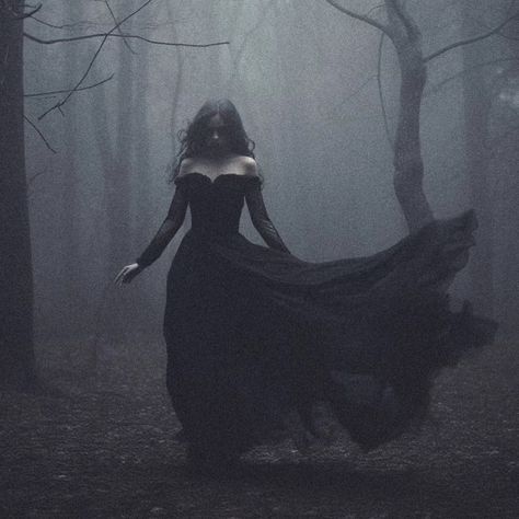 Dark Cottagecore Photoshoot, Dark Academia Aesthetic Photoshoot, Dark Witch Photoshoot, Gothic Fairy Aesthetic, Witchy Photo Shoot, Goth Photoshoot Ideas, Soft Witch Aesthetic, Witchy Photoshoot Ideas, Gothic Photoshoot Ideas