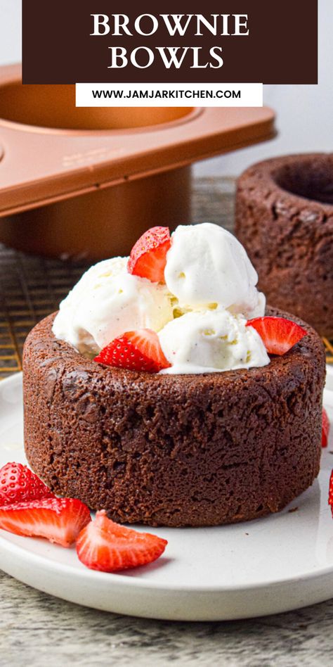 Brownie bowl filled with ice cream and strawberries Brownie Bowls How To Make, Brownie Bowls For Ice Cream, Brownie Bowl, Ghirardelli Brownie Mix, Brownie Bowls, Mexican Hot Chocolate Cookies, Edible Bowl, Perfect Brownies, How To Make Brownies