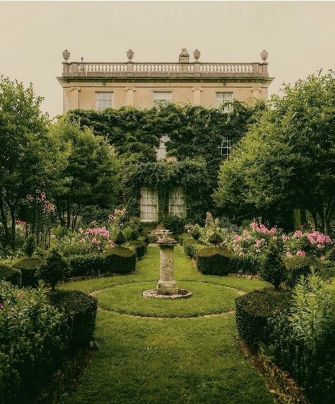 Royal Gardens Aesthetic, High Garden Aesthetic, Victorian Era Garden, Palace Garden Aesthetic, Victorian Front Yard, Castle Garden Aesthetic, Royal Garden Aesthetic, Chateau Garden, Highgrove Garden