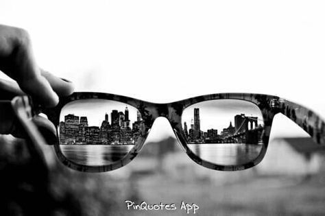 Looking through glasses Photo Oeil, Black And White City, Foto Tips, Framing Photography, City Photography, Jolie Photo, Facebook Cover Photos, Black N White, Foto Inspiration