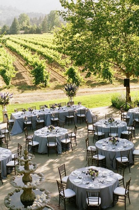 Vineyard Wedding Decor, Reception Flowers, Flowers Decor, The Vineyard, Tables And Chairs, Outdoor Wedding Decorations, Salou, Winery Weddings, Vineyard Wedding