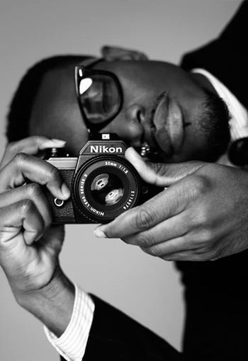 love this shot Photographer Self Portrait, Self Portrait Photography, Photographer Headshots, Pictures Of People, Film Cameras, Photography Camera, Vintage Cameras, Black And White Photographs, Mens Glasses