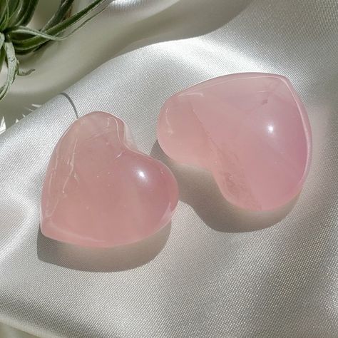 Meditate With Crystals, Meditating With Crystals, Pink Selfcare, Heart Shaped Rose, Descendants Dr, Heart Rose Quartz, Heart Aesthetic, Crystal Place, Healing Gemstones