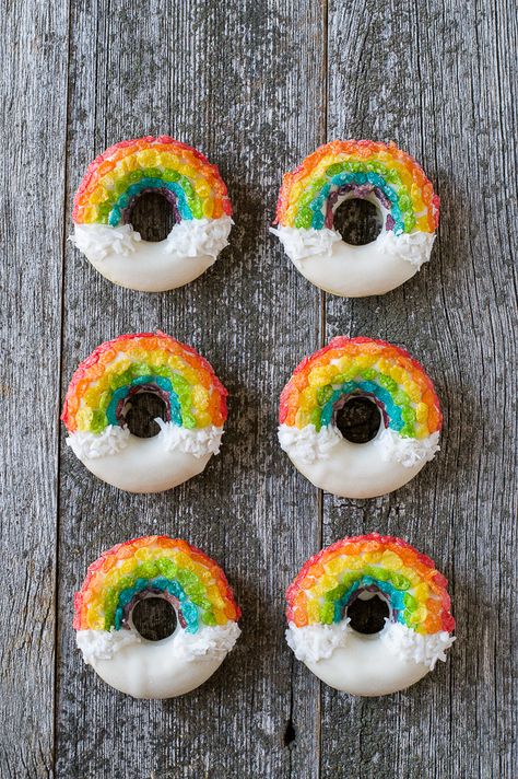 Rainbow Donuts - these fun donuts are made using fruity pebbles, white chocolate and shredded coconut! Shamrock Cupcakes, Rainbow Donut, St Patrick Day Treats, Donut Decorations, St Patricks Day Food, Slow Cooker Desserts, Rainbow Food, Delicious Donuts, Fruity Pebbles