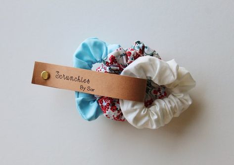 Pochette Diy, Cotton Scrunchies, Diy Hair Scrunchies, Scrunchies Diy, Packaging Ideas Business, Handmade Packaging, Clay Jewelry Diy, Diy Hair Accessories, Jewelry Packaging