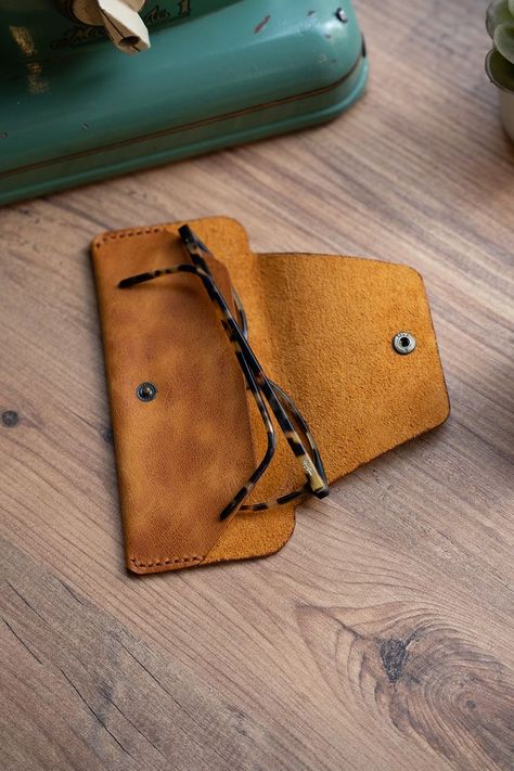 Glasses Look, Leather Eyeglass Cases, Leather Glasses Case, Eyeglasses Case, Cool Cases, Summer Gifts, Eyeglass Case, Camel Color, Glasses Case