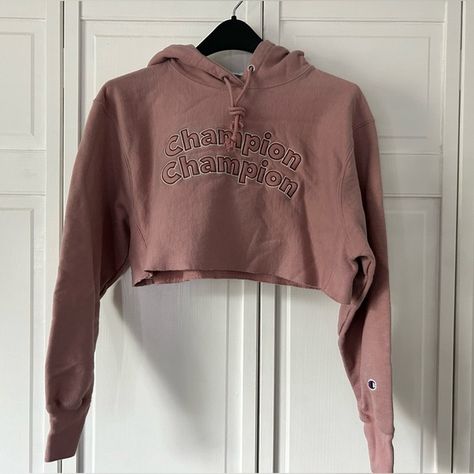 Cropped champion hoodie Champion Hoodie, Outfit Inspo, Plus Fashion, Fashion Design, Fashion Trends, Closet, Dresses, Fashion Tips, Clothes Design