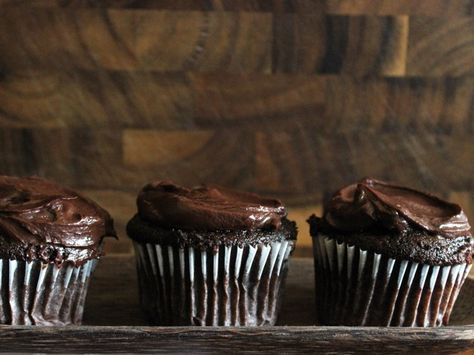 How to make decadent bittersweet Sour Cream Chocolate Cupcakes #recipe Sour Cream Cupcakes, Best Chocolate Cupcakes, Chocolate Cupcakes Moist, Cream Cupcakes, Cupcake Recipes Chocolate, Cupcake Frosting, Serious Eats, Vanilla Cupcakes, Best Chocolate