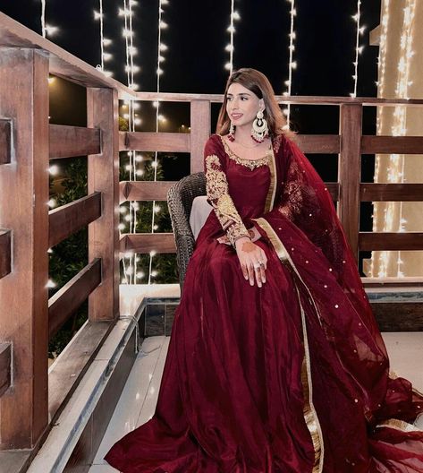 Red Pakistani Dress, Dark Red Wedding Dress, Semi Formal Outfits For Women, Wedding Dresses Pakistani, Wedding Reception Outfit, Reception Outfit, Beautiful Casual Dresses, Desi Fashion Casual, Fancy Dresses Long