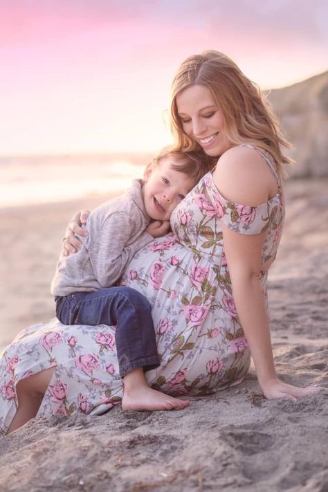 Fall Maternity Pictures, Beach Maternity Pictures, Photo Bb, Family Maternity Pictures, Maternity Photography Family, Maternity Beach, Maternity Photography Poses Outdoors, Outdoor Maternity Photos, Maternity Photography Poses Couple