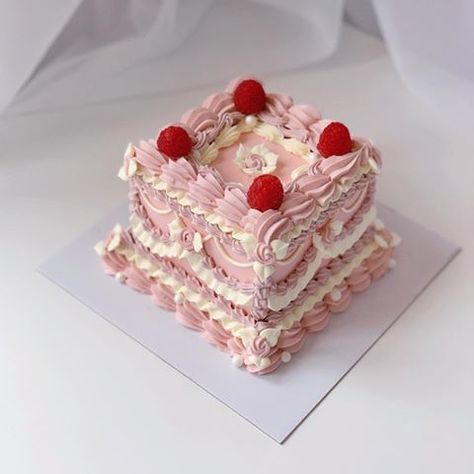 Vintage Cake Ideas, Heart Cake Designs, Cake Boxes Diy, Vintage Cake Decorating, Square Birthday Cake, Square Cake Design, Vintage Heart Cake, Bolo Vintage, Huge Cake