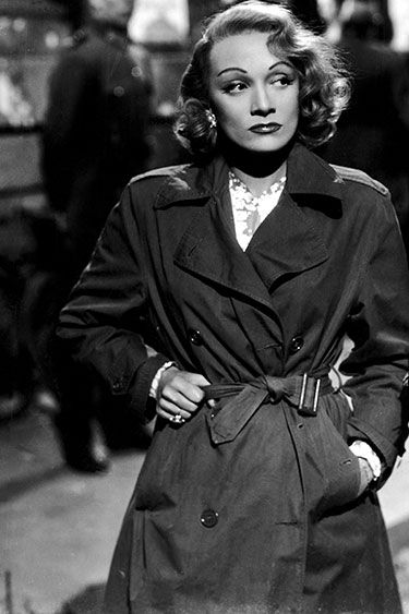 In The Trenches: Celeb Trench Coats Through The Years ~ Marlene Dietrich, 1948 from harpersbazaar.com Marlene Hose, Poppy Delevingne, Carole Lombard, Greta Garbo, Ingrid Bergman, Trench Coat Style, Classic Trench Coat, Marlene Dietrich, Fashion Articles