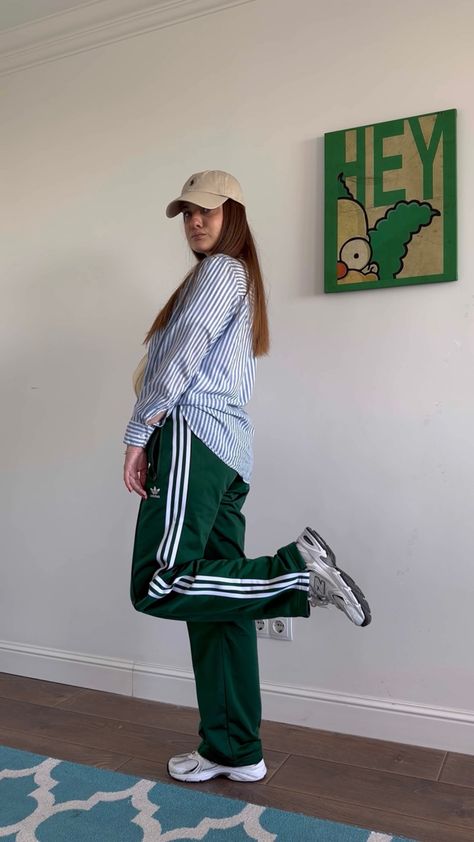 Green Adidas Pants Outfit, Athleisure Outfits Streetstyle, Green Adidas Pants, Adidas Pants Outfit, Polo Ralph Lauren Cap, Fashion Brenda, Ralph Lauren Cap, Green Sweatpants, Look Adidas