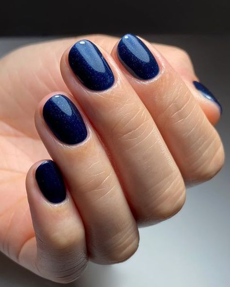 17 Easy Winter Nail Ideas for 2023-2024 Baju Wedding, Minimalist Manicure, Midnight Swim, Dark Blue Nails, Navy Blue Nails, Cnd Vinylux, Nail Shimmer, Vibrant Nails, Blue Nail Polish