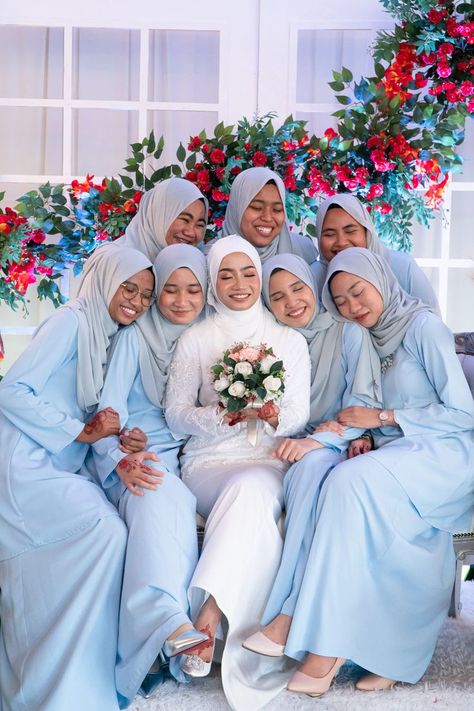 bridesmaid with baby blue theme Outfit Lebaran Simple, Bridesmaid Dresses Hijab, Kulot Pants, Creative Photography Logo, Malay Wedding Dress, Braidsmaid Dresses, Bridesmaid Poses, Dresses Hijab, Bridesmaid Photoshoot