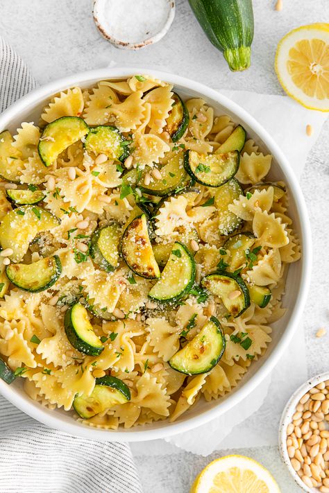 This lemon zucchini pasta has adorable bowtie noodles and sweet zucchini, mixed with earthy garlic and fresh lemon for the perfect summertime supper! Jasons Deli Zucchini Garden Pasta Recipe, Lemon Zucchini Pasta, Summer Squash Pasta, Zucchini Pasta Salad, Feta Pizza, Zucchini Pasta Recipes, Broccoli Lemon, Kale Pasta, Dinner Favorites