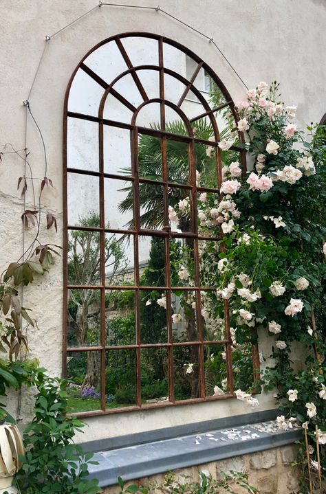 Growing foliage around a garden mirror makes for a great feature Ivy Around Mirror, Mirrors In Garden, Garden Mirrors Ideas Outdoors, Trellis Mirror, Garden Mirror Ideas, Outdoor Mirrors, Mirror Garden, Mirror Outside, Garden Mirror