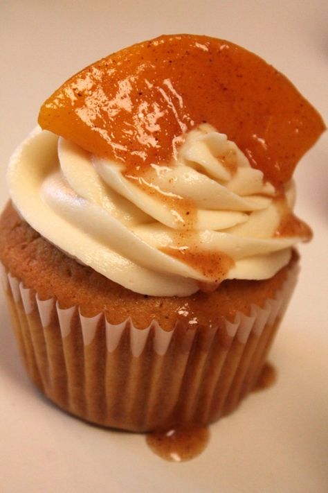 Juneteenth Cupcake Ideas, Cobbler Cupcakes, Peach Cobbler Cupcakes, Southern Peach Cobbler, Easy Buttercream Frosting, Thanksgiving Cupcakes, Popular Desserts Recipes, I Heart Recipes, Heart Recipes