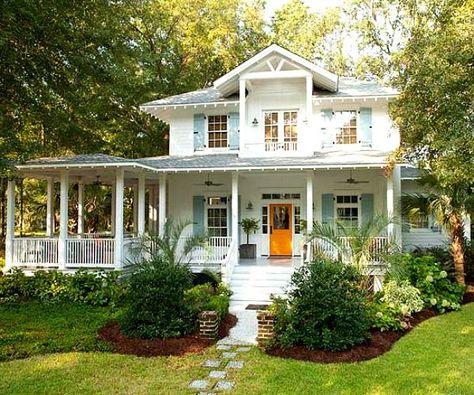 This “coastal cottage” featured in Better Homes and Gardens belongs to an active family of four. Exterior Color Combinations, Casas Coloniales, Contemporary Cottage, Wrap Around Porch, Beach Cottage Style, Coastal Cottage, House Goals, Style At Home, Pretty House