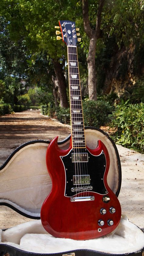 Sg Electric Guitar, Gibson Sg Standard, Guitar Obsession, Cool Electric Guitars, Gibson Sg, Guitar Gear, Gibson Guitars, Beautiful Guitars, Guitar Solo