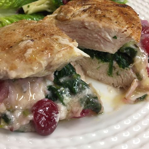 These delicious stuffed chicken breasts are tender and juicy, and filled with delicious flavours. They are visually appealing and makes a lovely dinner for your family and guests. Brie Stuffed Chicken, Cranberry And Brie, Chicken Scallopini, Chicken Breast Dishes, Brie Cranberry, Goat Cheese Stuffed Chicken, Chicken Breasts Recipe, Stuffed Chicken Breast Spinach, Cooking Onions