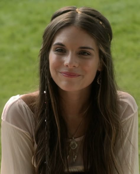 Reign Hair Caitlyn Stasey, Kenna Reign, Reign Hairstyles, Lady Kenna, Creating A Character, Caitlin Stasey, Reign Fashion, Darker Hair, Piper Mclean