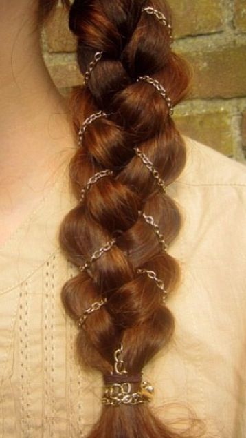 Braids with chains Braid With Chain, Braid Chains Hair, Jewelry In Braids, Braid With Jewellery, Braids With Chains, Hair Chain Braid, Curly Hair With Jewellery, Hairstyles With Chains, Braid With Gems