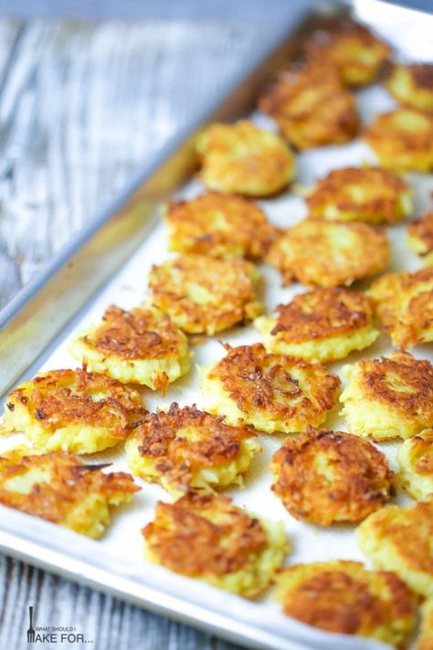 Baked Latkes Recipe, Hanukkah Foods, Potato Appetizers, Mini Potatoes, Potato Latkes, Hanukkah Food, Bite Size Appetizers, Superbowl Snacks, Jewish Recipes