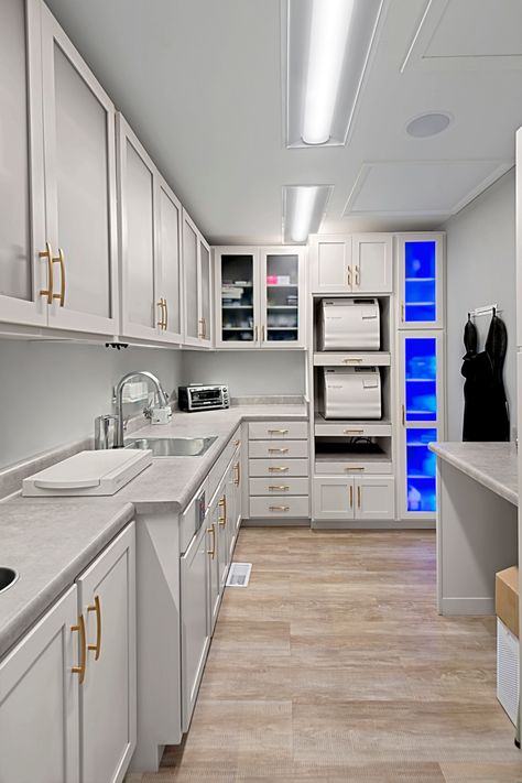 Sterilization Area Dental Clinic, Small Dental Sterilization Area, Dental Office Sterilization Room, Medical Office Cabinets, Dental Sterilization Area, Dental Cabinets Design, Sterilization Room Dental, Dental Office Organization Ideas, Reception Area Interior Design