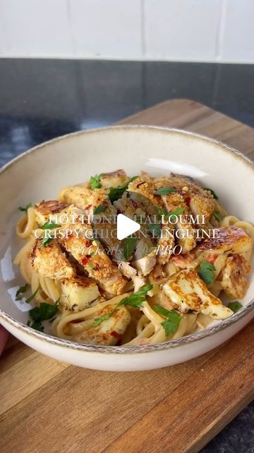 Sophie Holohan on Instagram: "HOT HONEY HALLOUMI CRISPY CHICKEN LINGUINE 🍯🍝

This was just so tasty!! It’s high in protein and such a great meal to make for lunch/dinner. Save for later☝🏼

•544 kcals 
•49g PRO, 69g CHO, 11g FAT

Serves 1:
-100g of uncooked chicken breast
-5g of flour, seasoned with salt/pepper
-1 egg, whisked 
-10g of panko breadcrumbs 
-Oil spray
-50g of uncooked linguine
-30g of halloumi
-1 tbsp of honey
-Lemon juice
-Chilli flakes
-2 cloves of garlic, minced
-5-8 cherry tomatoes
-30g of light cream cheese
-1/2 chicken stock cube
-Fresh parsley, chopped

Method: 
1. Coat the chicken in the flour, then egg and finally the breadcrumbs. Spray with oil and air fry at 180 °C for 20 minutes or so until crispy. Slice once done.
2. Cook and boil linguine for 8-10 minutes unti Lemon Chilli Chicken, Garlic Butter Chicken Bites With Lemon Parmesan Linguine, 30 Minute Honey Garlic Chicken, High Protein Honey Lemon Chicken, Vh Honey Garlic Chicken, Chicken Linguine, Chilli Flakes, Honey Lemon, Fresh Parsley