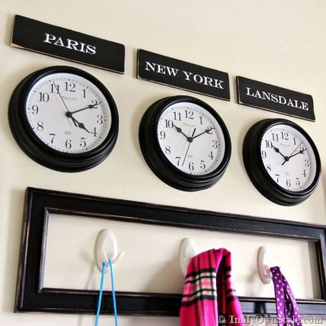 Mudroom-Wall Ideas with clocks Travel Room Theme, Multiple Clocks On Wall Home, World Clock Wall Ideas, Chat Bedroom, Mudroom Wall Ideas, Organizing Wall, Travel Room Decor, Time Zone Clocks, Diy Clocks