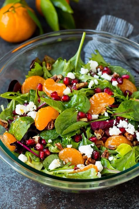 This Christmas salad is a blend of mixed greens, oranges, pomegranate, feta cheese and candied pecans, all tossed in a homemade dressing. Salad With Oranges, Christmas Salad Recipes, Salad Quinoa, Winter Salad Recipes, Christmas Salad, Holiday Salads, Salad Aesthetic, Christmas Salads, Resep Salad