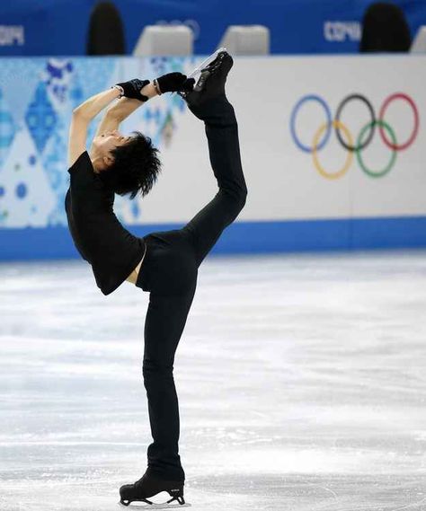 What your really thinking when you watch figure skating | proof figure skaters are maniacs Male Figure Skaters, Skating Aesthetic, Ice Rink, Body Reference Poses, Human Poses Reference, Skating Outfits, Figure Poses, Yuzuru Hanyu, Poses References