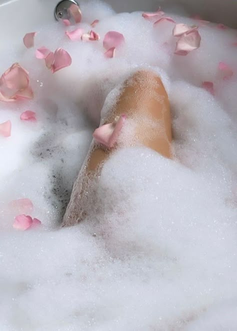 Bath Aesthetic, Troy Bolton, Feminine Energy Aesthetic, Pink Aura, Soft Girl Aesthetic, Vogue Beauty, Malibu Barbie, Princess Aesthetic, Feminine Aesthetic