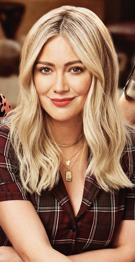 Hilary Duff Blonde Hair, Hilary Duff Bangs, Curtain Bangs Hilary Duff, Hilary Duff Side Bangs, Hilary Duff Bangs 2000s, Hilary Duff Hair, Blonde Waves, Hillary Duff, Hilary Duff