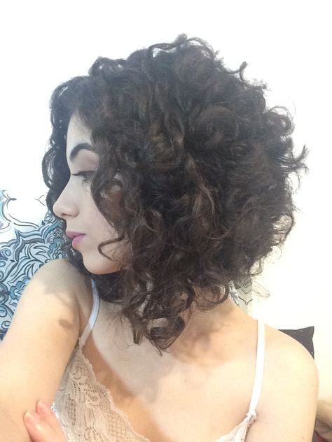 Haircut Short Girl, Curly Haircut Ideas Medium, Inverted Curly Bob, Hairstyles Tumblr, Curly Inverted Bob, Hair Cuts Medium, Natural Curly Hair Cuts, Curly Hair Photos, Tumblr Hair