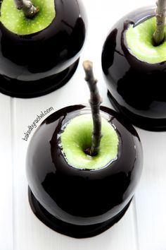 Caramel Apples Halloween, Caramel Apples Recipe, Diy Dessert, Spooky Black, Spooky Party, Halloween Baking, Halloween Goodies, Halloween Snacks, Halloween Desserts