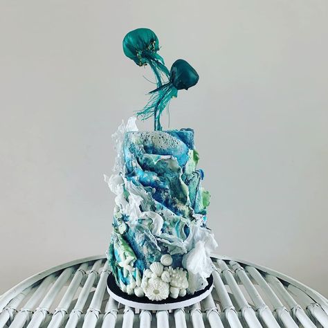 Tracey van Lent on Instagram: “Ocean cake with torn fondant and wafer paper, topped with my rice paper jellyfish. #thecakecraftery #oceancake #seathemecake #caketopper…” Paper Jellyfish, Ocean Cake, Cake Portions, Ocean Cakes, Animal Cake, Mermaid Cakes, Under The Sea Party, Fish Cake, Wafer Paper