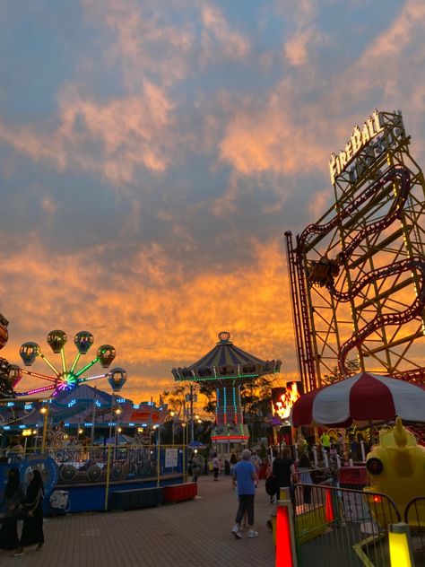 Aesthetic Park, Carolina Do Norte, Dream Dates, Park Day, Nostalgic Pictures, Parc D'attraction, Adventure Park, Summer Feeling, Family Adventure